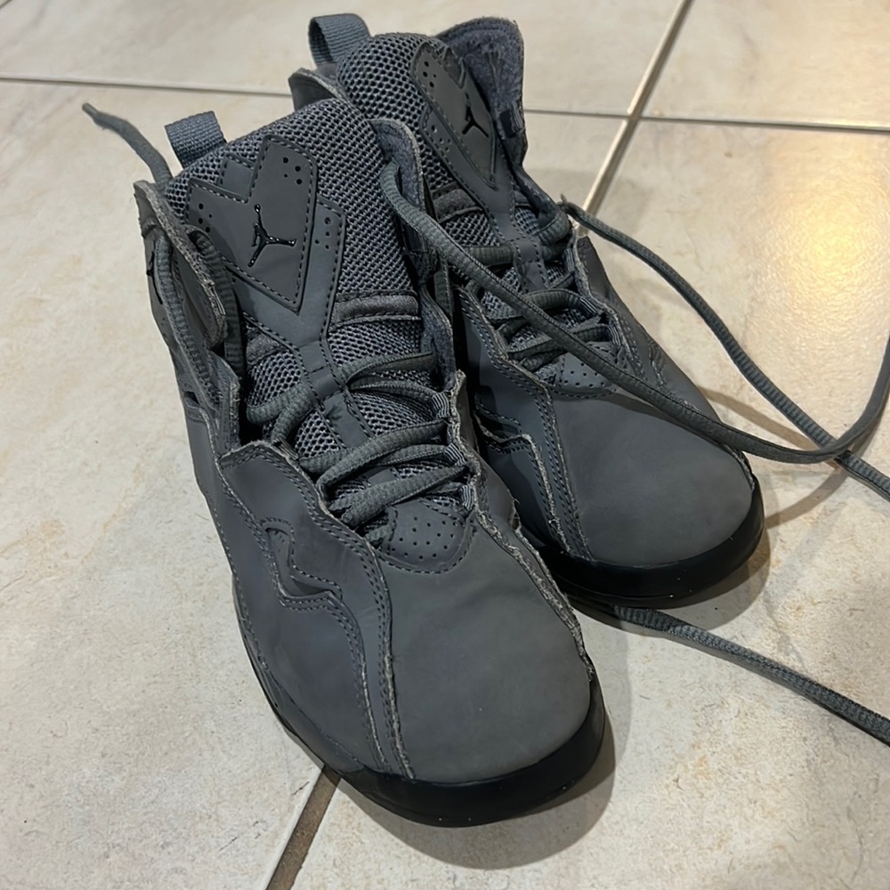Jordan Air True Flight Mid Basketball Shoes Kids cool gray size 2Y